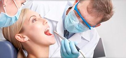 Clínica Dental Agdent odontólogo atendiendo a paciente