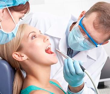 Clínica Dental Agdent mujer en odontología 